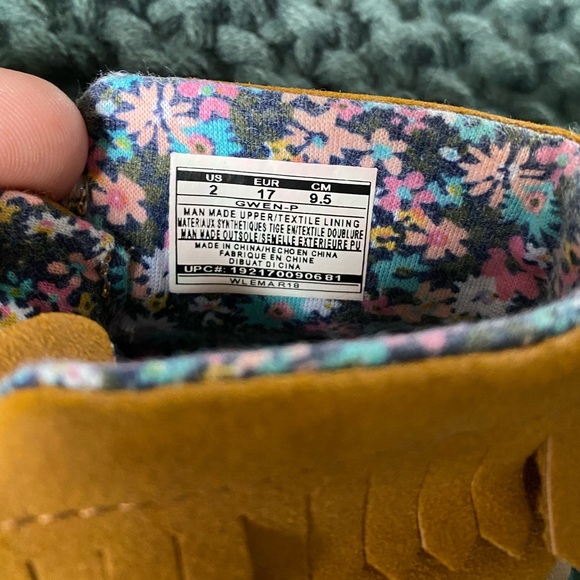 Carter’s baby girl moccasins - Picture 3 of 3